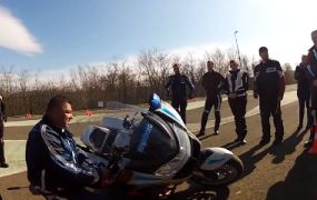 Így állítsd fel az eldőlt motort!