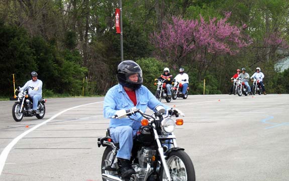 Nem csak sportmotoron: a motor nem felejtett el kanyarodni, mi viszont - jellemzően - igen