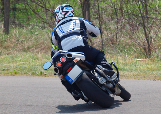 eltolt kanyarodás motor