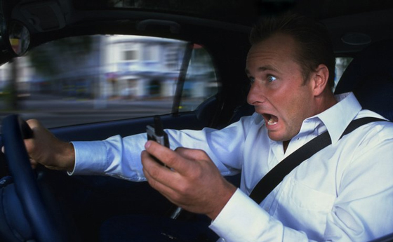 mobiltelefon bírság autó